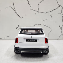Load image into Gallery viewer, Rolls Royce Cullinan White Metal Diecast Car 1:22 (22x9 cm)