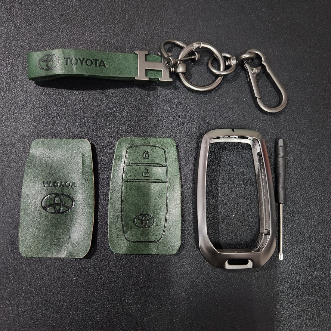 Innova Crysta New Key Metal Alloy Leather Keycase with Holder & Rope Chain
