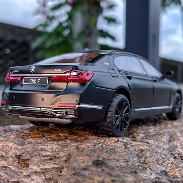 BMW 760 Li Metal Diecast Car 1:24 (20x8 cm)