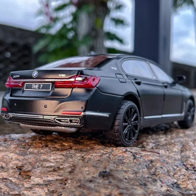 BMW 760 Li Metal Diecast Car 1:24 (20x8 cm)