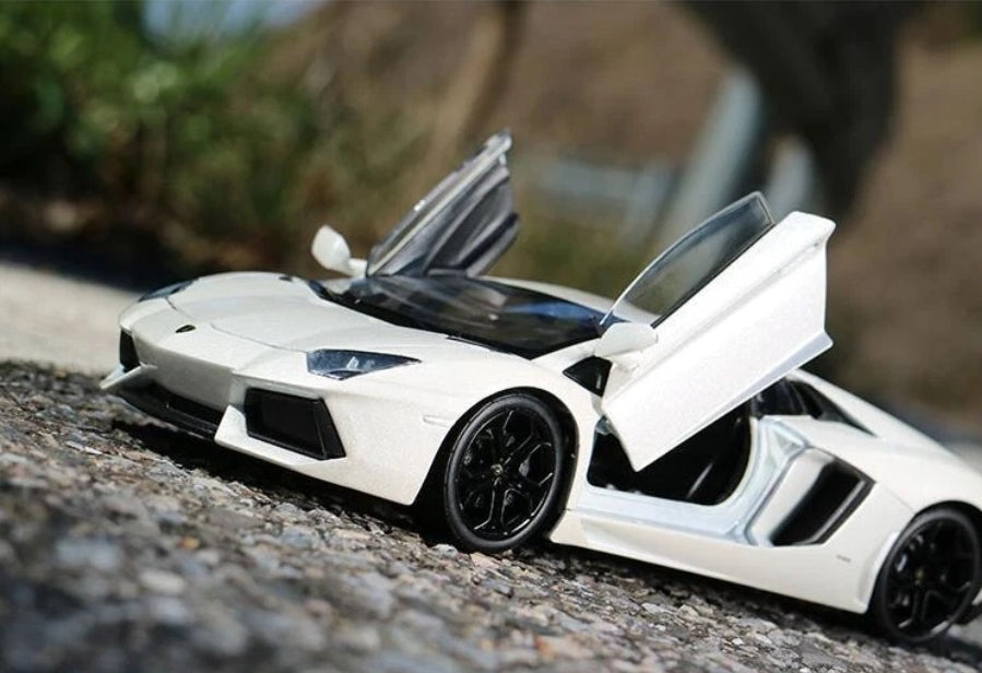Lamborghini Aventador White Licensed Welly 1:24 Diecast Scale Model
