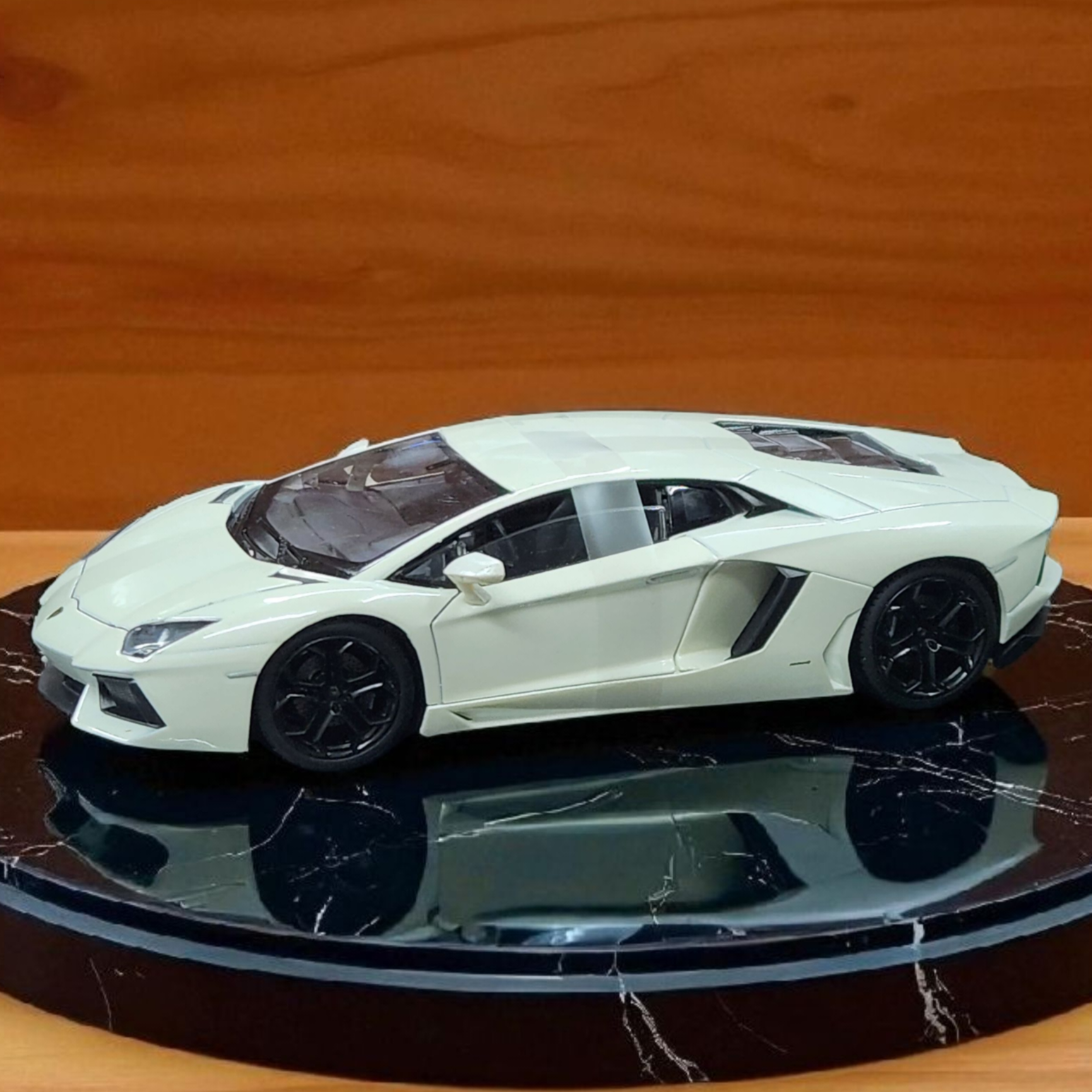 Lamborghini Aventador White Licensed Welly 1:24 Diecast Scale Model